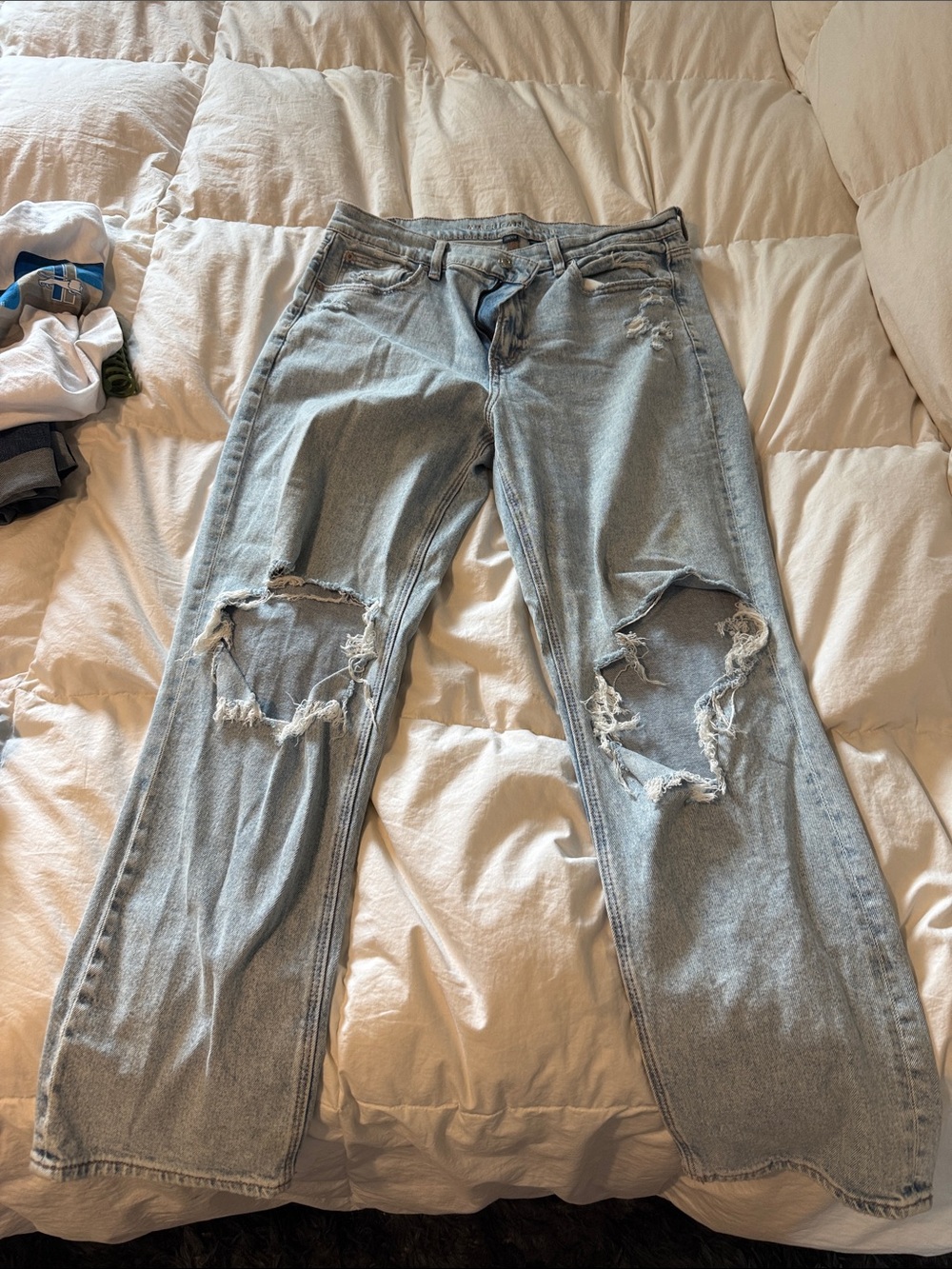 American Eagle Outfitters Light Blue Distressed Boyfriend Jeans